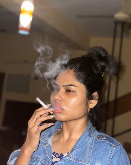 Manjusha Neogi smoked cigarettes