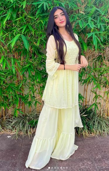 Nazila Sitaishi height