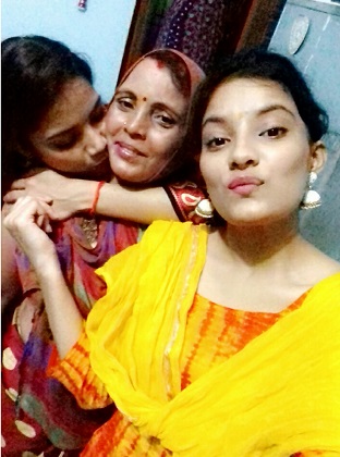 Palak Singh sister with her mother