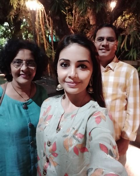 Shivani Rangole with her dad and mom