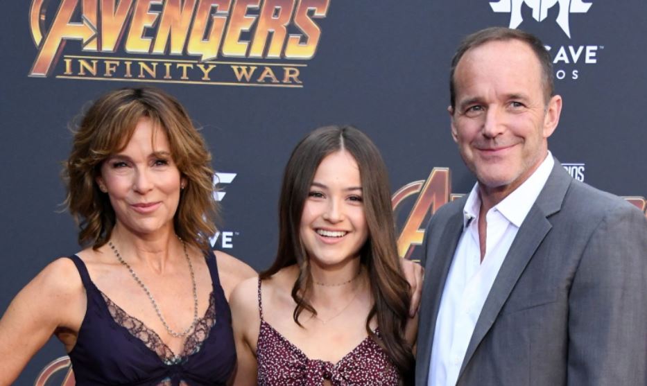 Stella Gregg with her parents Jennifer Grey and Clark Gregg on the premiere Avengers Infinity War