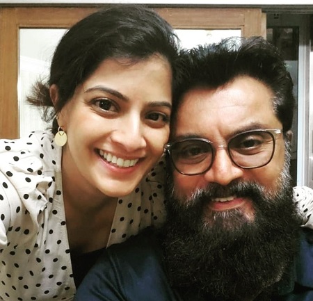Varalaxmi Sarathkumar with her father
