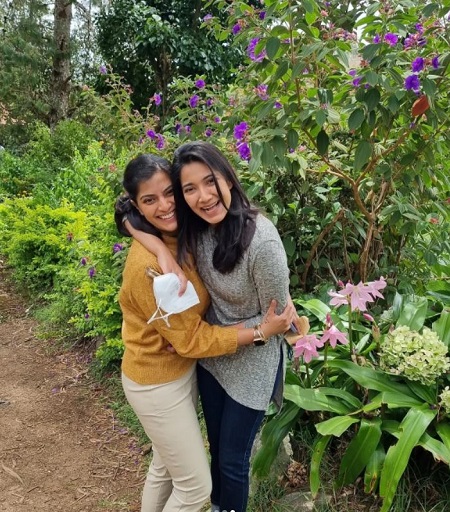 Varalaxmi Sarathkumar with her sister Pooja