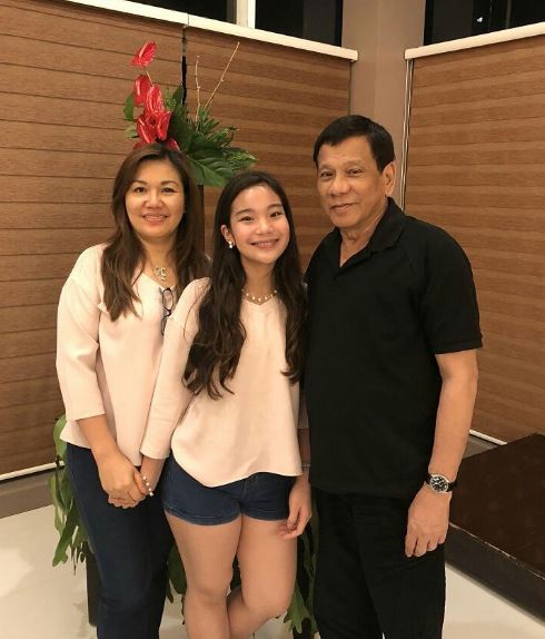 Veronica with her parents Rodrigo Duterte and Honeylet Avanceña