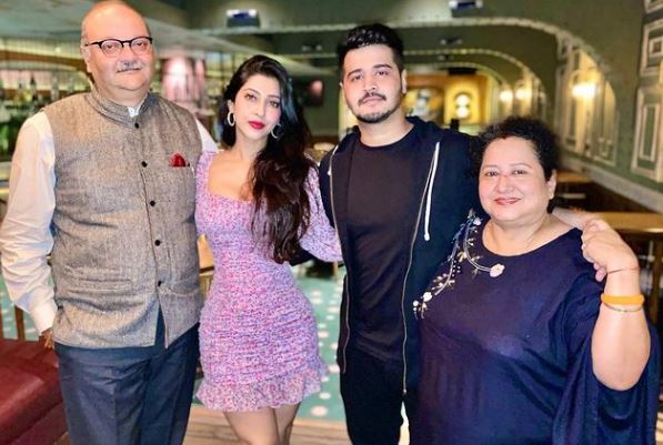 Vikas Parashar fiancée and her family