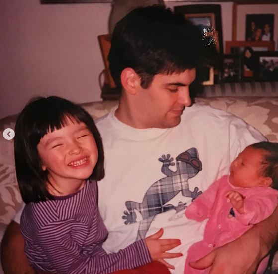 Yumi Nu childhood image with her dad and younger sister