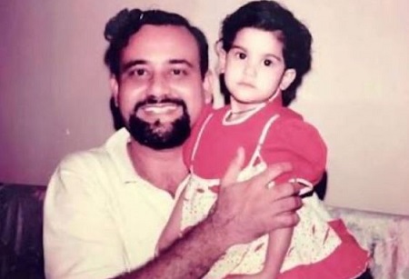 Aaditi Pohankar childhood picture with her father