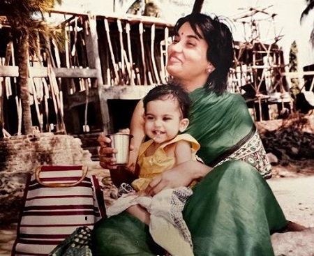Aaditi Pohankar childhood picture with her mother