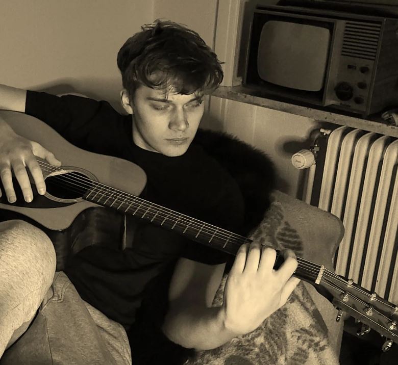 Björn Mosten learned to play Guitar