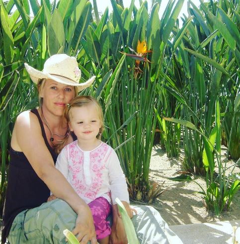Childhood photo of Elodie with her mom Leah Aiken