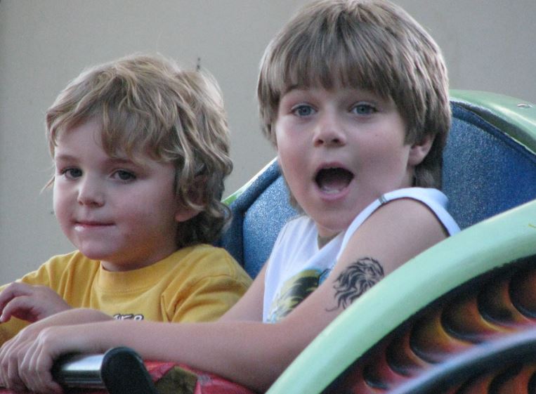 Dakota Taylor childhood image with his younger brother