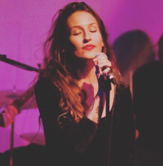 Domino Kirke is a singer