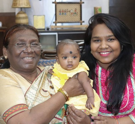 Draupadi Murmu with her duaghter and granddaughter