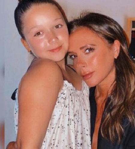 Harper beckham with her mother