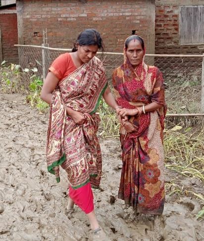 Keerthi Jalli viral image of walking through muds