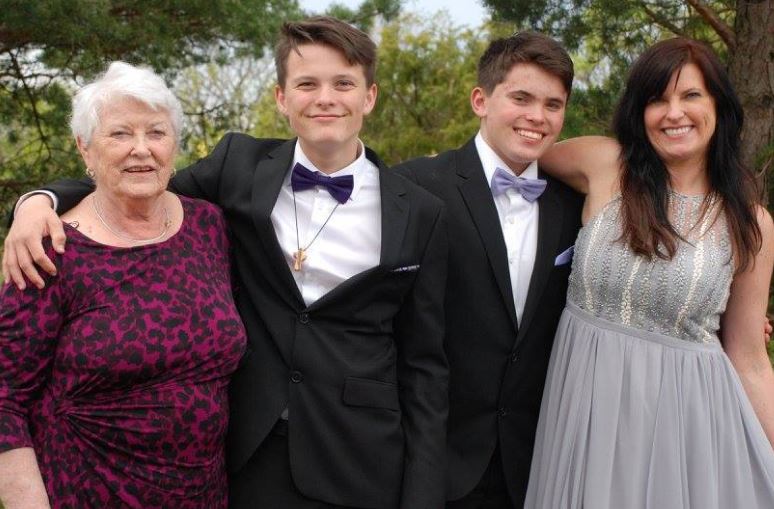 Linda with her mom Jorunn Olsen and kids