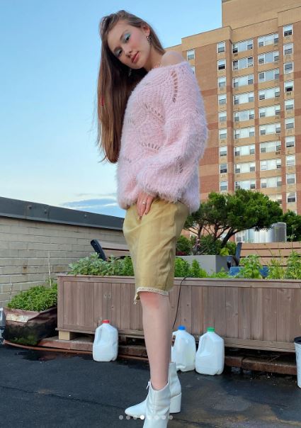 Lola Tung height