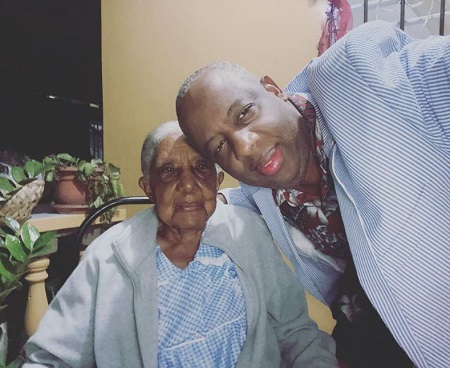 Memin El Sucesor with his mother