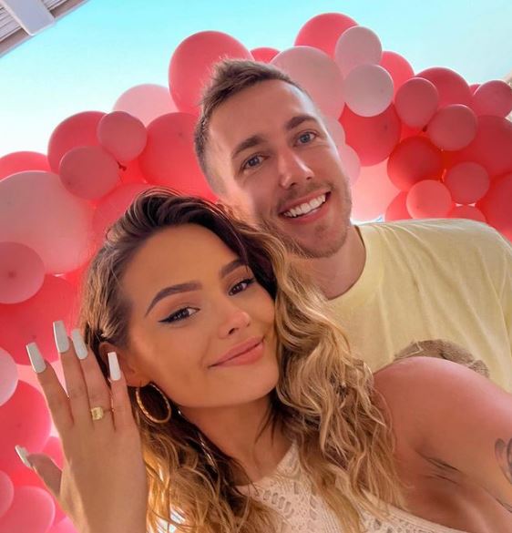 Talia Mar got engaged to Miniminter