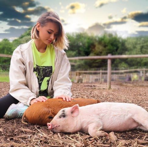 Talia Mar loves animals