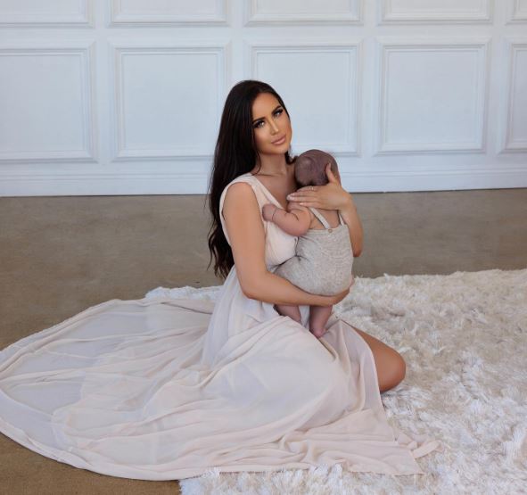 Theo Thompson with her mom