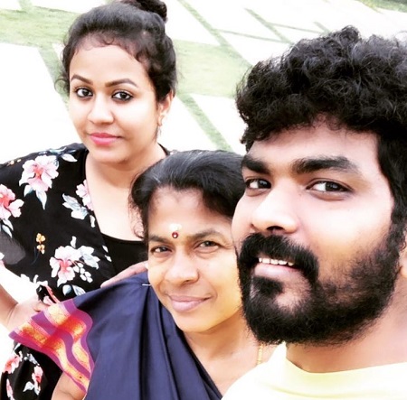 Vignesh Shivan Family, Parents (Religion & Caste)