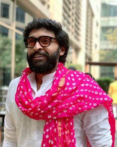 Vikram Prabhu as Aravind in the film