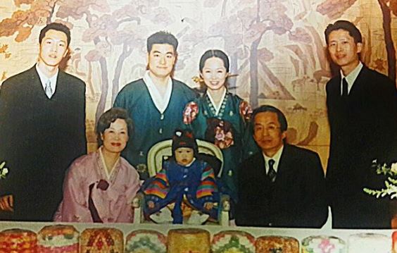 Young Yang with his family
