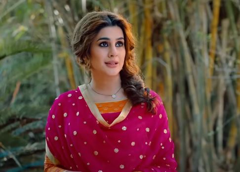 Actress Kubra Khan as Arzoo