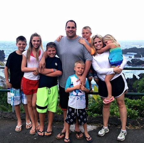 An old photo of Lisa with her family