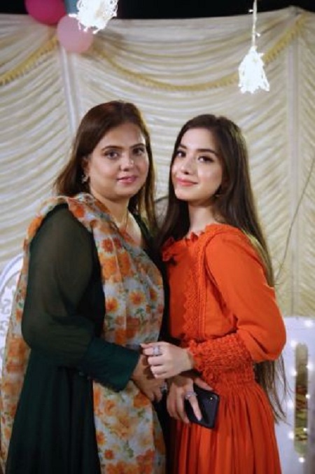 Arisha Razi Khan with her mother