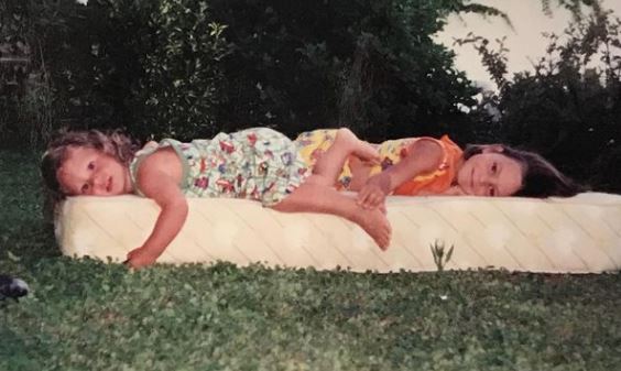Childhood photo of Zeynep with her sister Irem Oymak