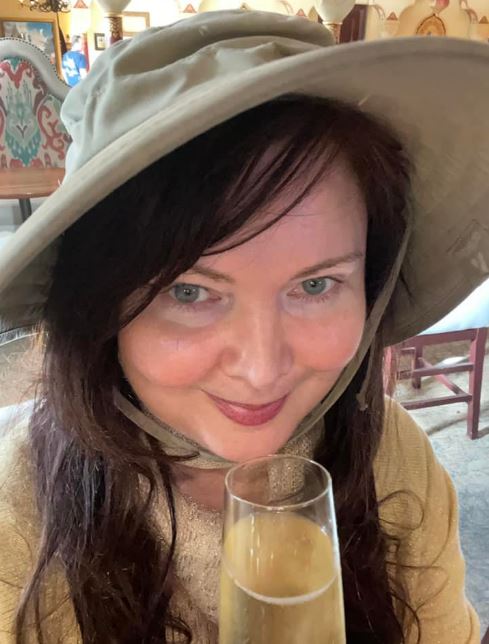 Dee Dee Sorvino consumes alcohol
