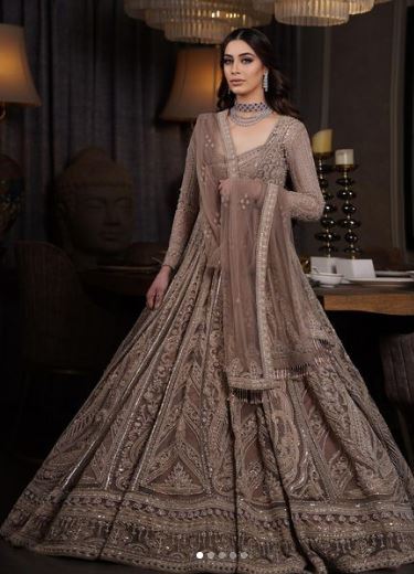 Dr. Mehreen Qazi height