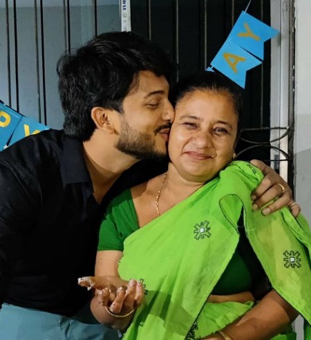Kishor Das with his mother