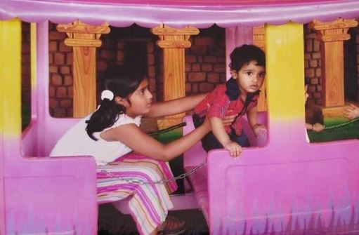 Niharika Nm old image with her brother