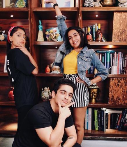 Niharika Nm with her friends