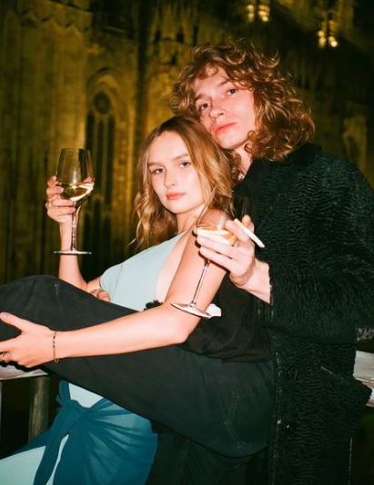Olivia DeJonge consumes alcohol