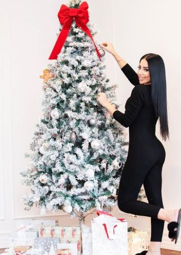 Paulina Ben-Cohen celebrates Christmas