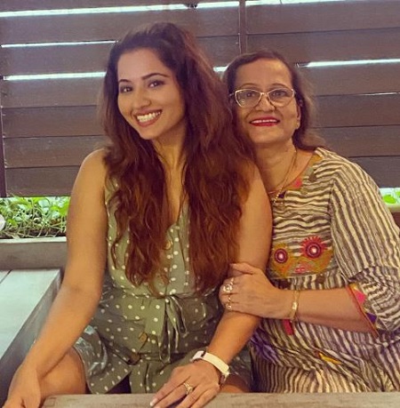 Ridhima Tiwari with her mother