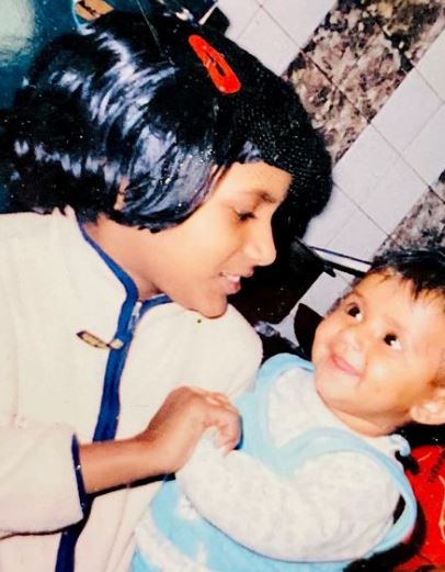Samreen Ali old image with her elder sister