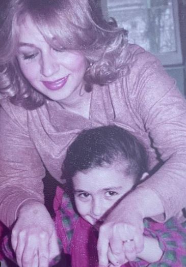 Selen Görgüzel old image with her mom