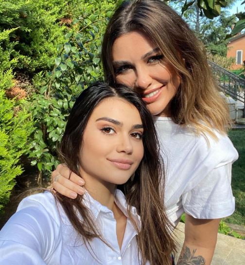 Selen Görgüzel with her daughter