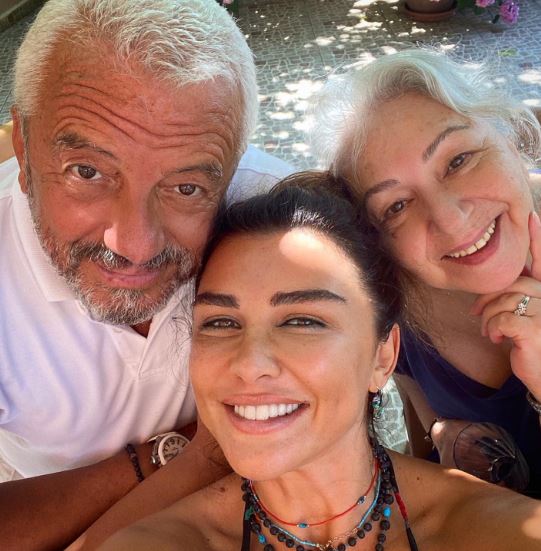 Selen Görgüzel with her father and mother