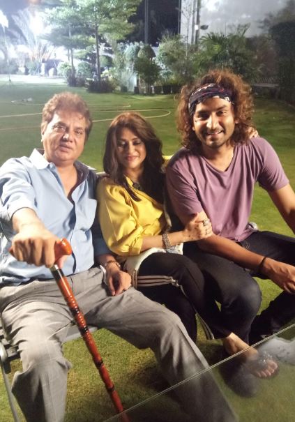 Tanveer Jamal with fellow actors