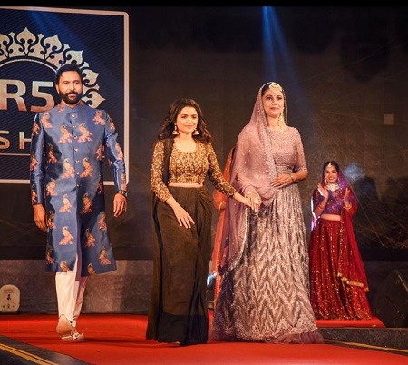 Aarti Podi representing her clothes design on stage with models