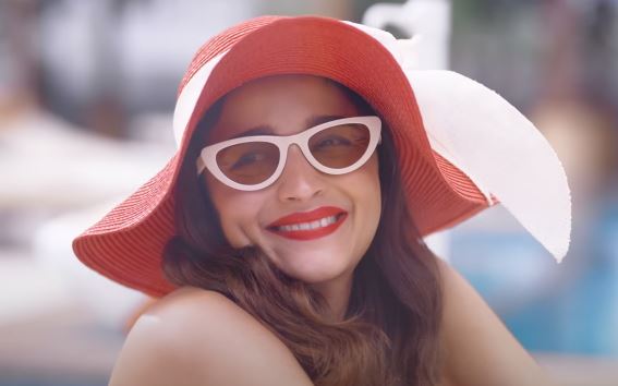 Actress Alia Bhatt as Badrunissa Badru Ansari Shaikh