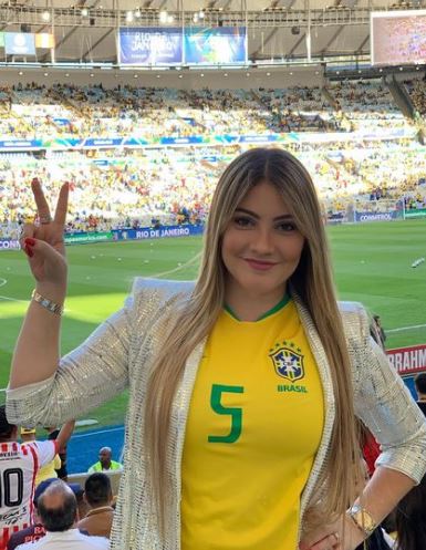 Anna Mariana Casemiro is a makeup artist