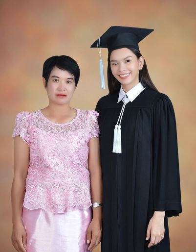 Anna Sueangam-iam with her mom