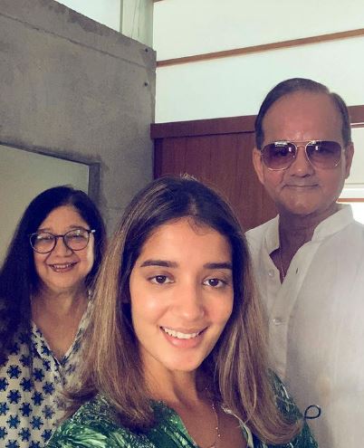 Arpita Mehta with her dad and mom
